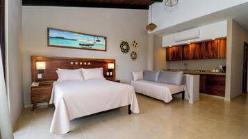Standard Room, Balcony, Mountain View with Sofa Bed | Caja fuerte, decoración individual, mobiliario individual