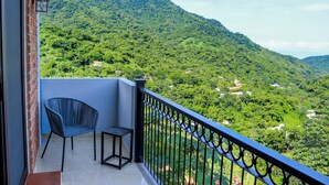 Suite Junior, balkon, pemandangan kebun | Pemandangan gunung