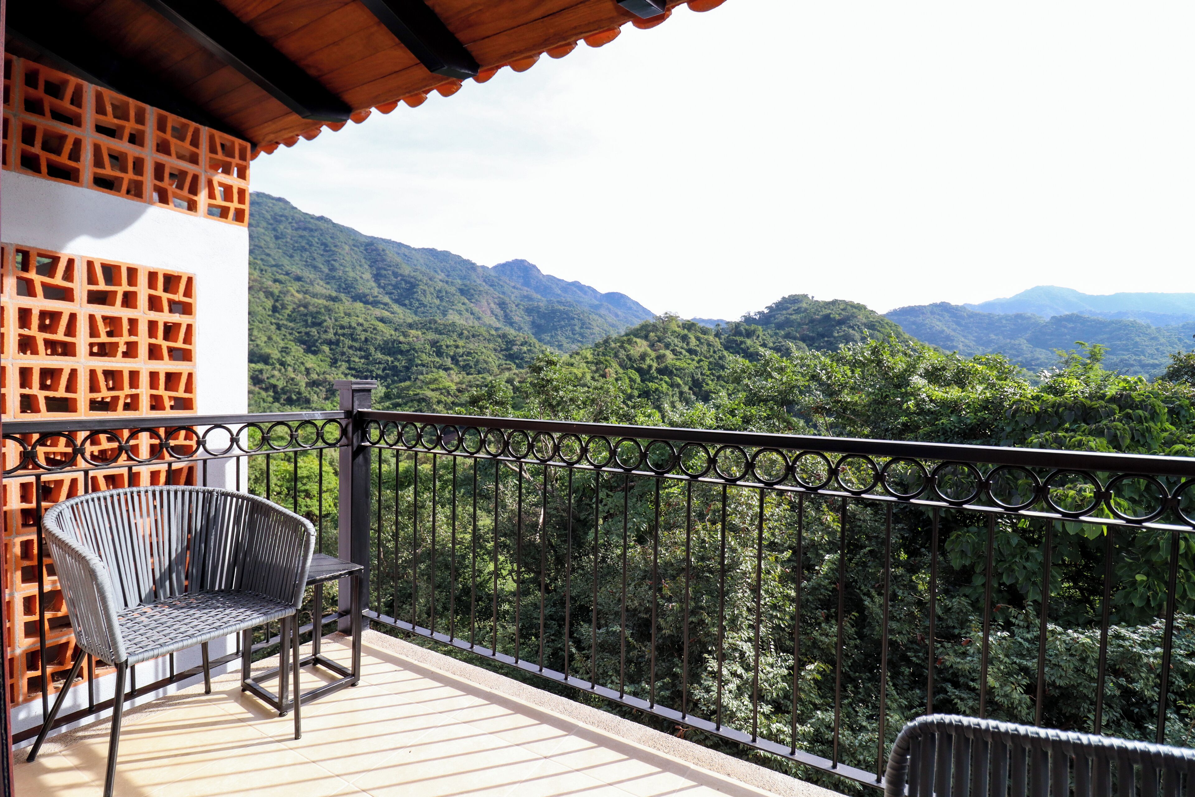 Habitación estándar, balcón, vista a la montaña | Caja de seguridad en la habitación y tabla de planchar con plancha 