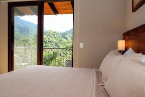 スタンダード ルーム バルコニー マウンテンビュー | セーフティボックス (室内)、アイロン / アイロン台、WiFi (無料)、ベッドシーツ