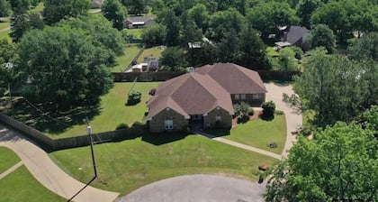 Handicap accessible 3-bedroom house with Heated Indoor Pool and WiFi in Troup TX