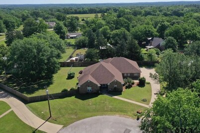 Handicap accessible 3-bedroom house with Heated Indoor Pool and WiFi in Troup TX