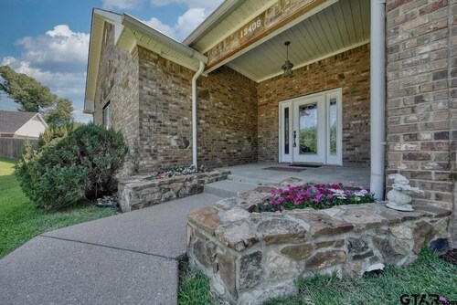 Handicap accessible 3-bedroom house with Heated Indoor Pool and WiFi in Troup TX