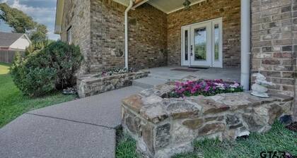 Handicap accessible 3-bedroom house with Heated Indoor Pool and WiFi in Troup TX