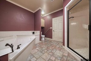 Douche, baignoire à jets, sèche-cheveux, bidet