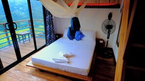Standard Cabin, Balcony, Mountain View | Bed sheets
