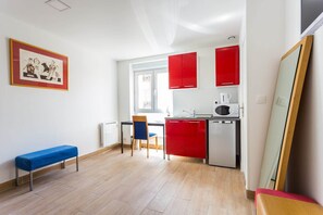 Réfrigérateur, micro-ondes, plaque de cuisson, cafetière/bouilloire