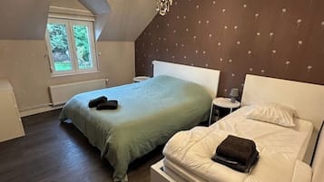 8 bedrooms, travel cot, WiFi, bed sheets