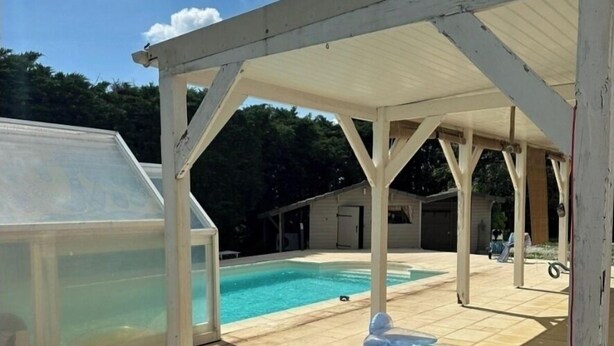 A covered outdoor swimming pool area with a hot tub and a water pump. - L'Hydromel, estate with swimming pool 1h30 from Paris (Auvilliers-en-Gâtinais)