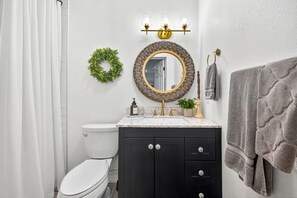 Haartrockner, Handtücher, Seife, Toilettenpapier