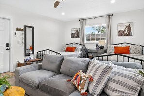 1 室のベッドルーム、WiFi