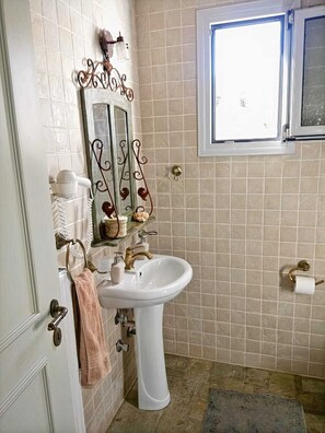Shower, hair dryer, towels - Villa Calma, Villa Calma (Alonnisos)