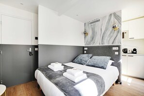 Een strijkplank/strijkijzer, wifi, beddengoed