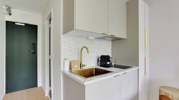 Køleskab, mikrobølgeovn, kogeplade, kaffe-/temaskine