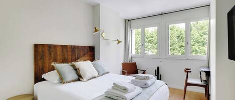 デスク、アイロン / アイロン台、WiFi (無料)、ベッドシーツ