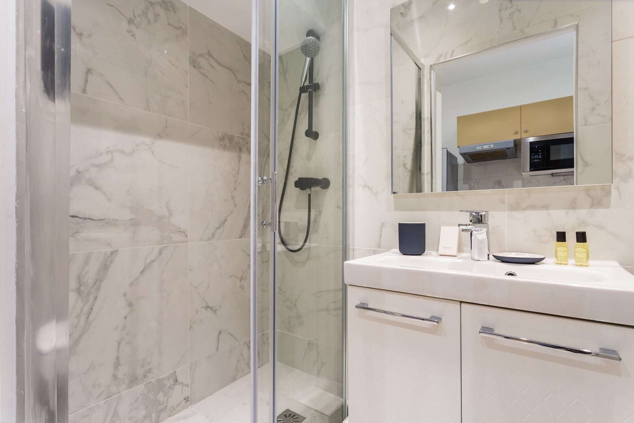 Dusche, Haartrockner, Handtücher