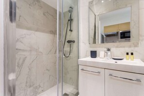 Shower, hair dryer, towels - Cosy Studio - 4P - Palais des Congres (Paris)