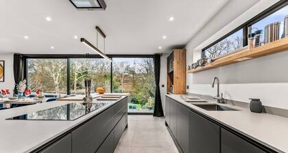 Magnificent Getaway in Cheltenham-Parking - Garden