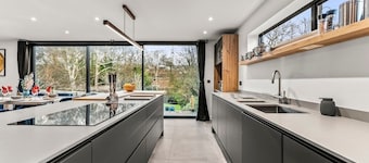 Magnificent Getaway in Cheltenham-Parking - Garden