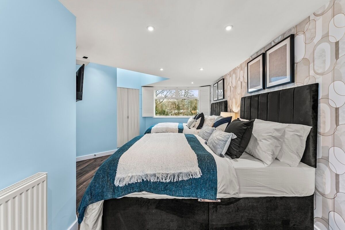 5 bedrooms, iron/ironing board, free WiFi, bed sheets