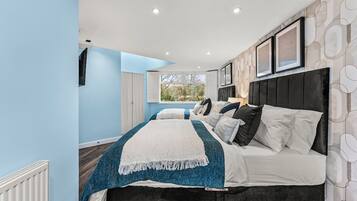 5 bedrooms, iron/ironing board, free WiFi, bed sheets