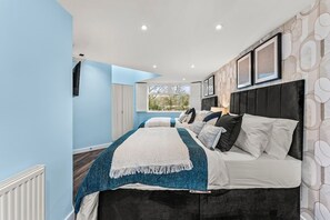 5 bedrooms, iron/ironing board, bed sheets