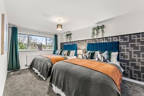 5 bedrooms, iron/ironing board, bed sheets - Magnificent Getaway in Cheltenham-Parking - Garden (Cheltenham)