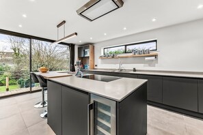 Fridge, microwave, oven, stovetop - Magnificent Getaway in Cheltenham-Parking - Garden (Cheltenham)