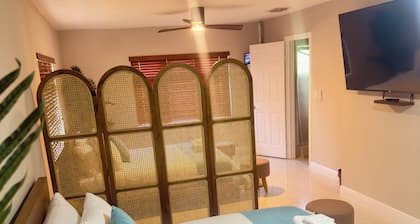 1 King Bed & 2 Queen Beds 1.5 miles from beach