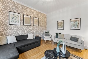 TV - Beautiful Large 4 Bed House - Sleeps 12 (Cheltenham)