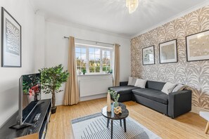 TV - Beautiful Large 4 Bed House - Sleeps 12 (Cheltenham)