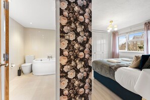 4 chambres, fer et planche à repasser, draps fournis