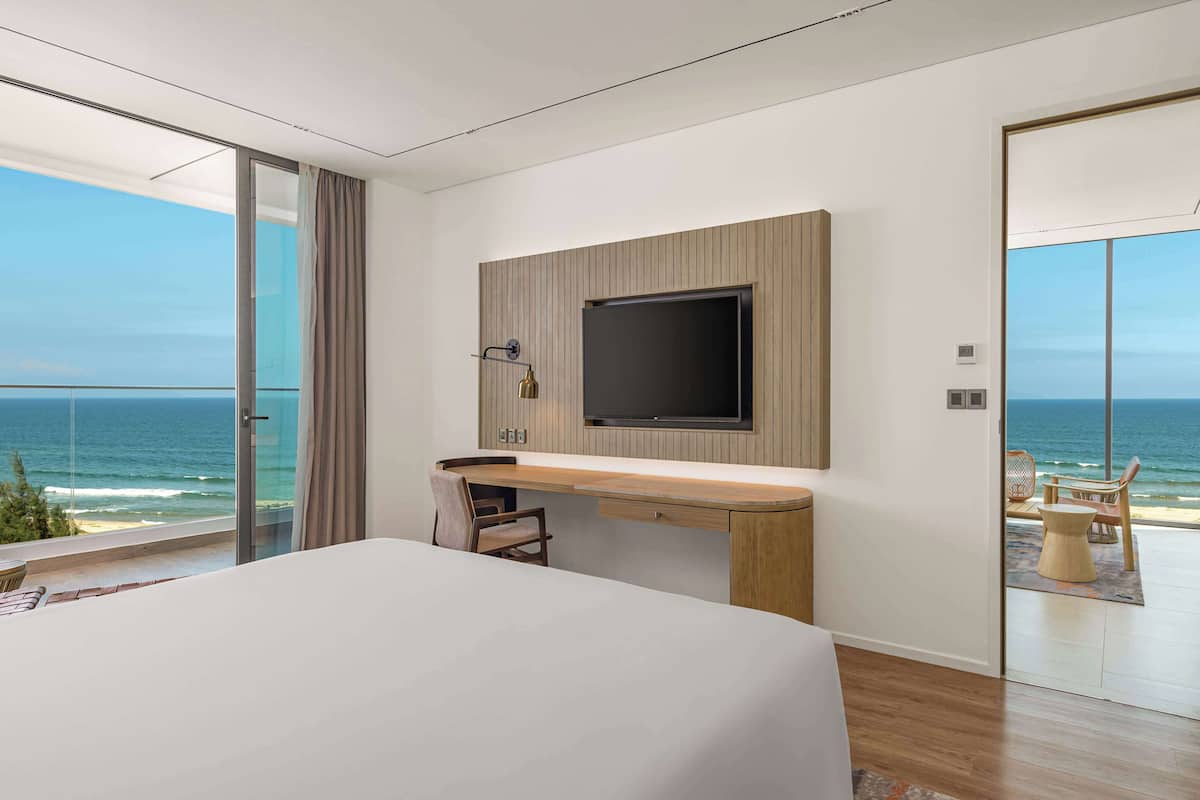 Suite, 2 habitaciones, vistas al mar | Minibar, escritorio, sistema de insonorización