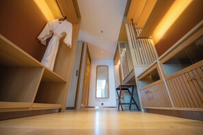 Phòng Suite, quang cảnh biển | Minibar, bàn, phòng cách âm, bàn ủi/dụng cụ ủi quần áo
