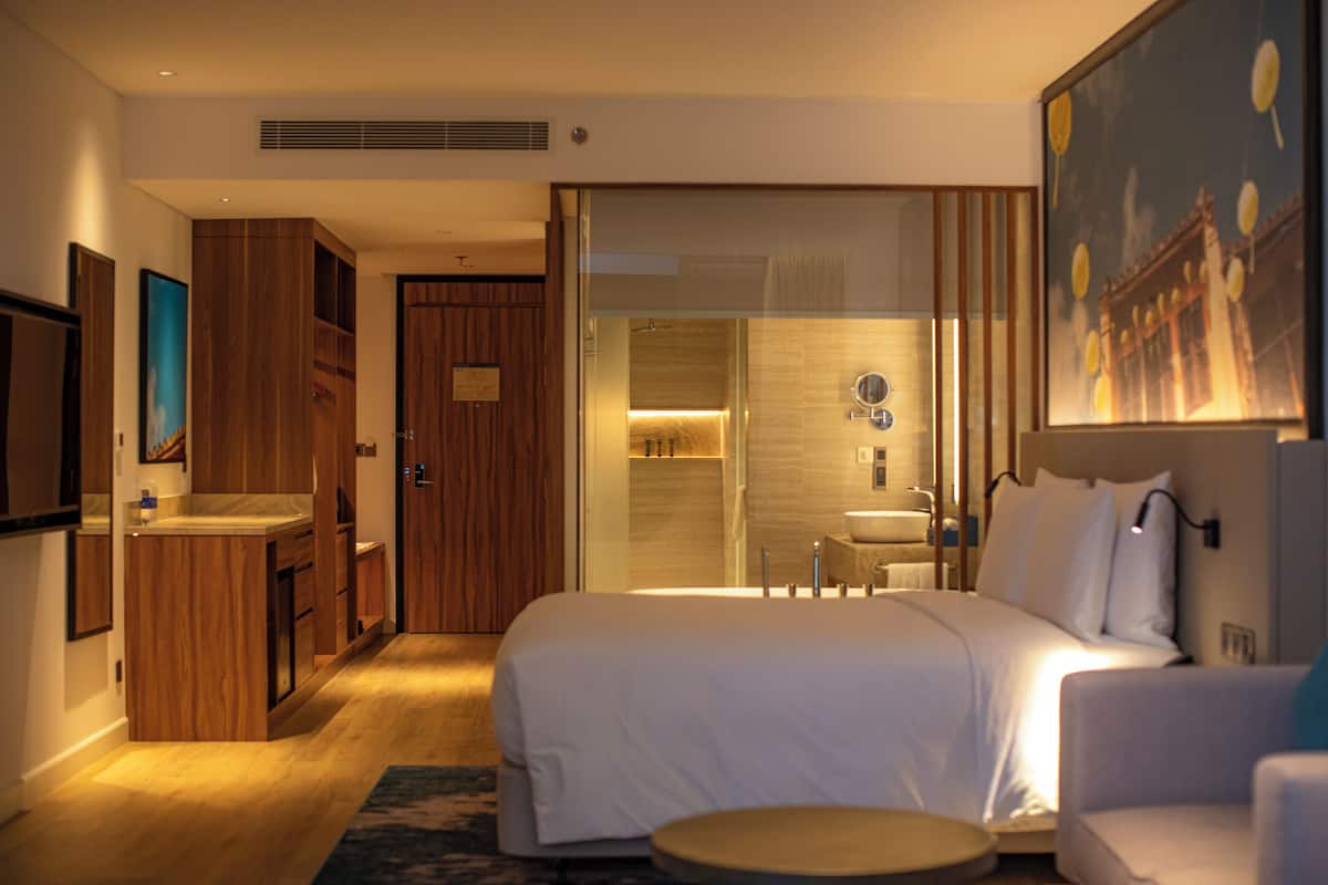 Minibar, escritorio, sistema de insonorización