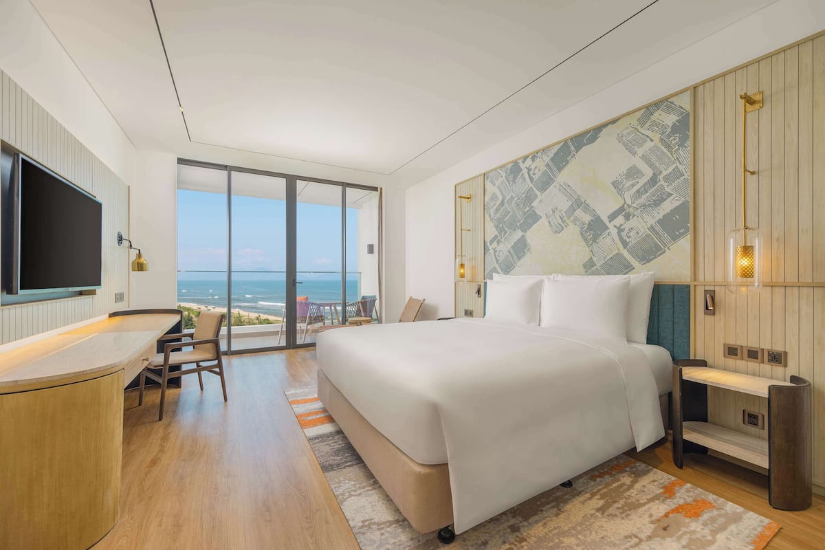 Suite, 2 habitaciones, vistas parciales al mar | Minibar, escritorio, sistema de insonorización
