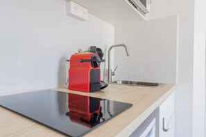 Réfrigérateur, four à micro-ondes, surface de cuisson, cafetière-théière