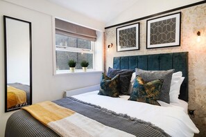 2 bedrooms, iron/ironing board, internet, bed sheets