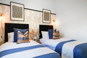 2 bedrooms, iron/ironing board, internet, bed sheets