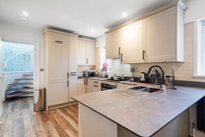 Réfrigérateur, four à micro-ondes, un four, surface de cuisson