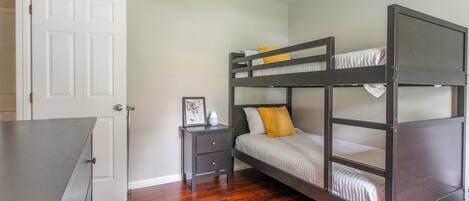 3 habitaciones, tabla de planchar con plancha, wifi y ropa de cama