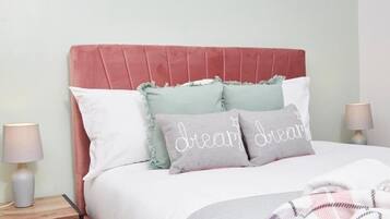 4 bedrooms, iron/ironing board, internet, bed sheets