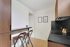 Kjøleskap, mikrobølgeovn, kokeplater og kaffetrakter/tekoker