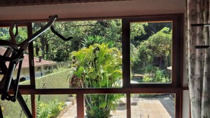 Une pièce équipée d’un vélo d’appartement, d’une piscine et offrant une vue sur un jardin grâce à de grandes fenêtres.