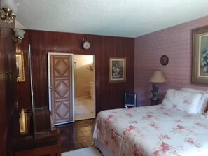 5 bedrooms, iron/ironing board, WiFi, bed sheets