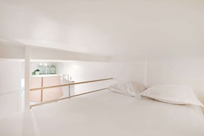 Escritorio, tabla de planchar con plancha, wifi gratis y ropa de cama