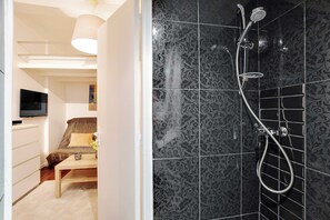 Shower, hair dryer, towels - Charming studio - 2P- Le Marais (Paris)