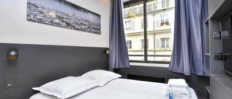 Bureau, fer et planche Ă repasser, Wi-Fi gratuit, draps fournis