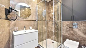 Shower, hair dryer, towels
