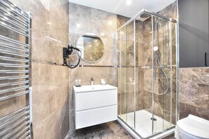 Dusche, Haartrockner, Handtücher
